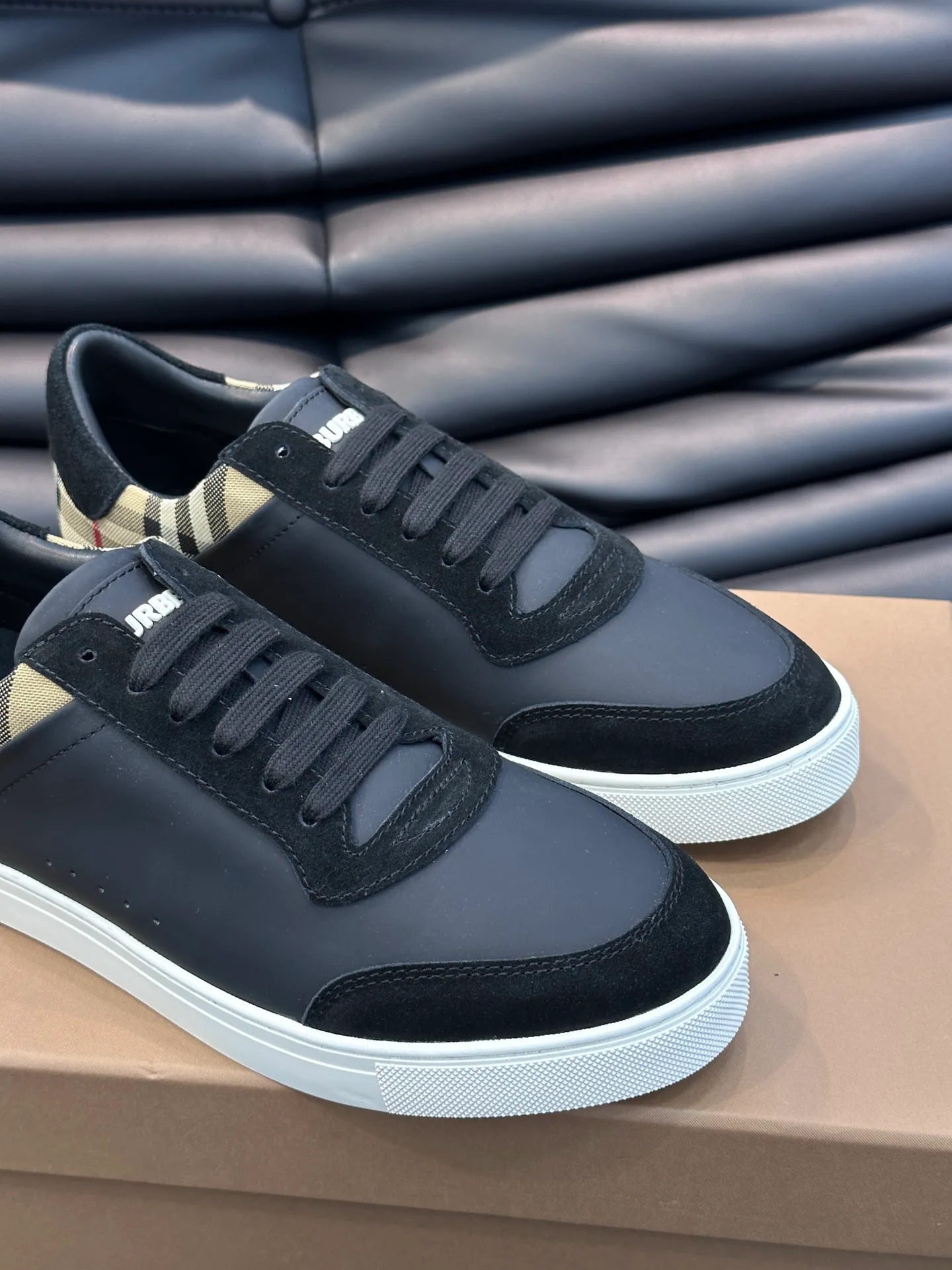 Men's shoes 💰p380 Men's classic low-top sneakers from "burberr*" are reinterpreted with Vintage retro plaid cotton and cowhide materials, and are decorated with a new brand logo. First-layer sheepskin lining, embossed Burberry lettering logo on the heel, T men's shoes 💰pU original outsole! Size: 38-44 (45 46 customized)